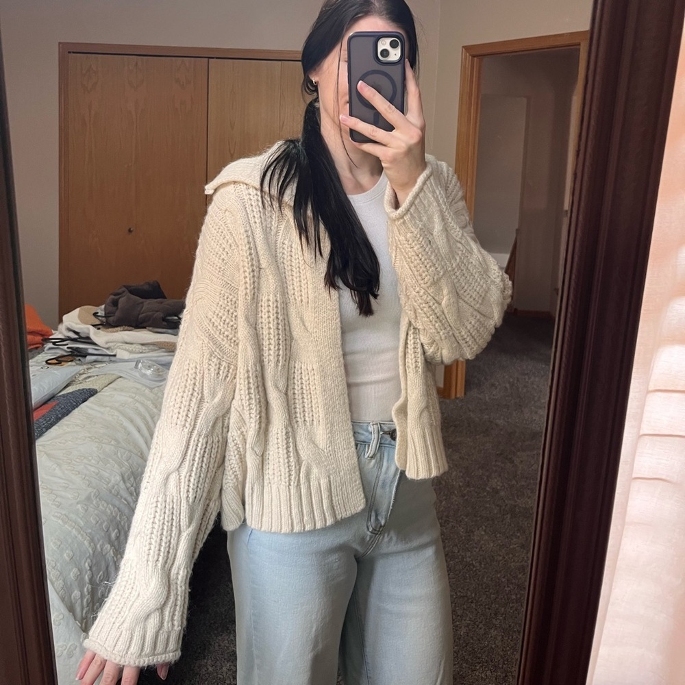Universal Threads Women’s Cream Chunky Cable Knit Cardigan - Picture 2 of 9